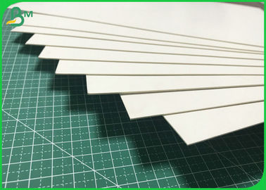 1mm 1.2mm 1.5mmパッケージ箱のための1.8mm白い色の倍の側面のカード紙
