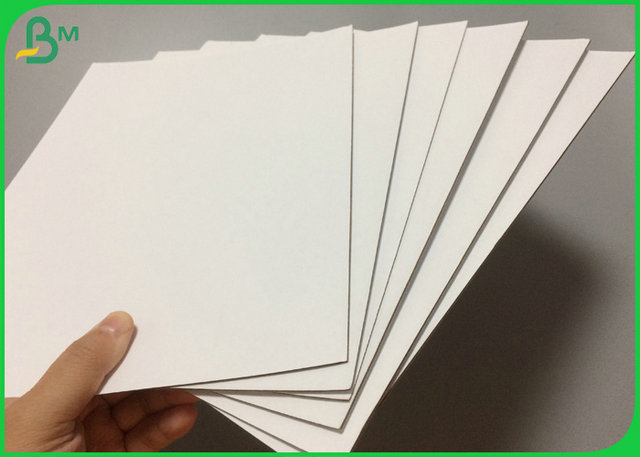 折る箱のための98%の純白1.5mm 2.0mm SBS C1Sの白く明るい板紙表紙